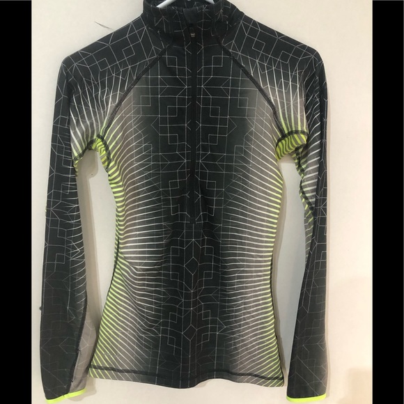 Woman’s athletic shirt - Picture 1 of 6